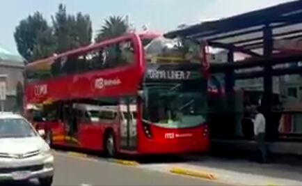 Chofer que "voló" techo de doble piso no trabajará más en Metrobús