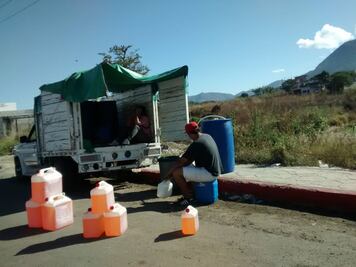 Por escasez, chiapanecos compran gasolina de Guatemala a $22 el litro