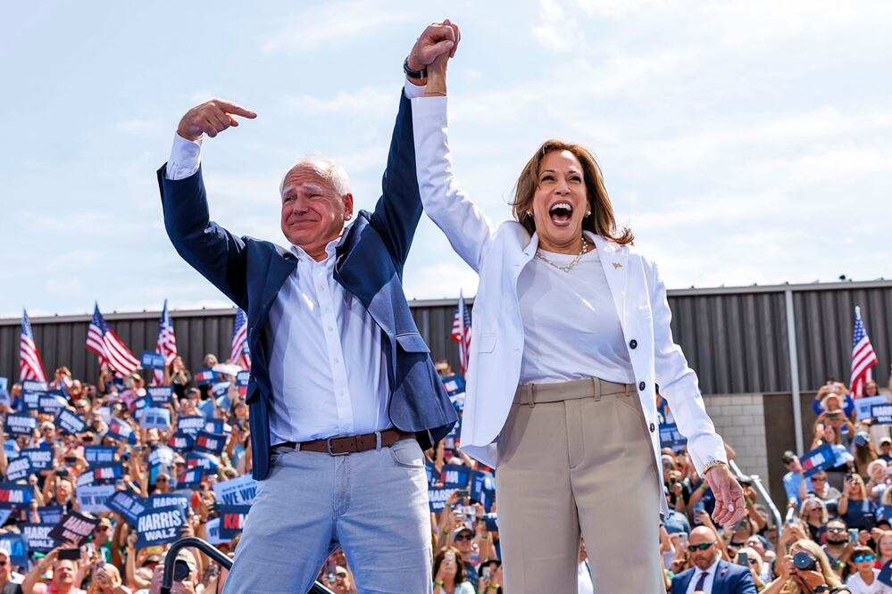 La vicepresidenta Kamala Harris, candidata presidencial demócrata, y su compañero de fórmula, el gobernador de Minnesota, Tim Walz, en Wisconsin. Foto: AP