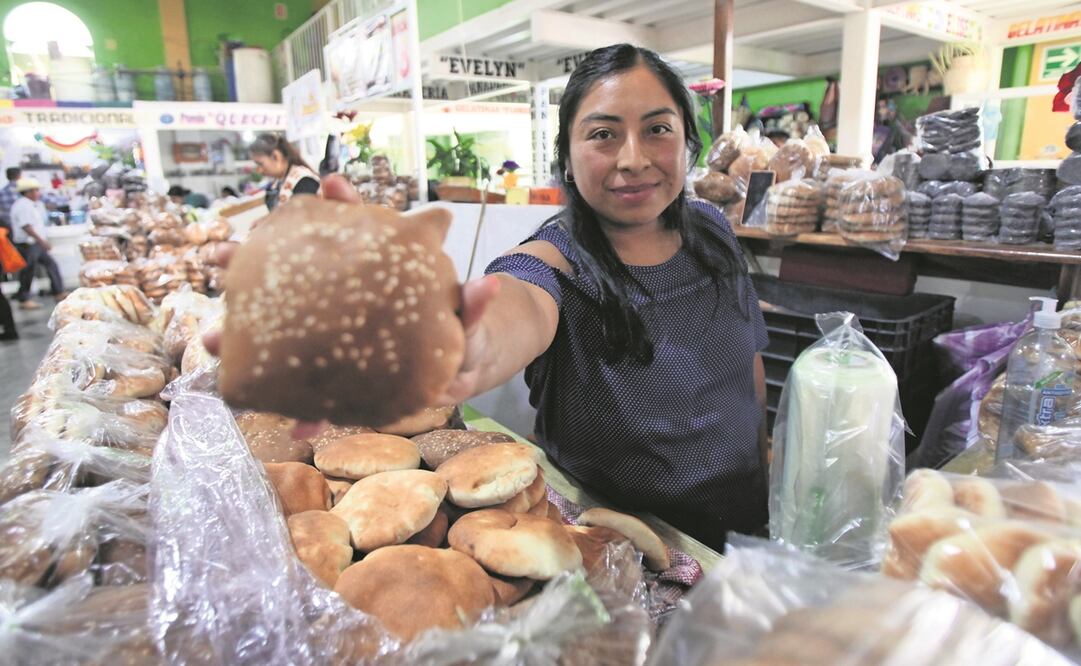 Concepción Santiago aprendió desde niña el oficio de la panadería gracias a su padre Francisco Santiago Sánchez. Posteriormente, al convertirse en madre, decidió retomarlo para cuidar de su familia y convertirse en productora de cemitas, un pan tradicional de Tlaxiaco, Foto: Edwin Hernández / EL UNIVERSAL