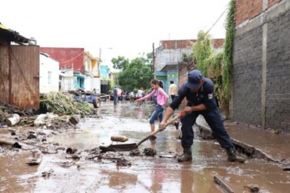 Más de 400 elementos limpian zonas afectadas por lluvias en Michoacán