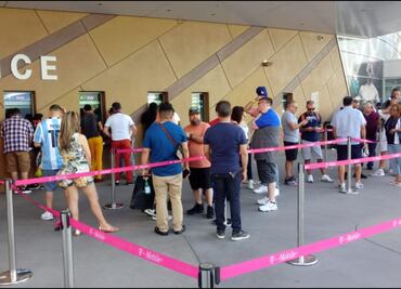 Aficionados buscan boletos en taquilla para la Canelo-Jacobs