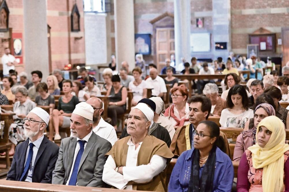 Fieles musulmanes acudieron ayer a servicios religiosos católicos en Milán, en tributo al padre Jacques Hamel, quien murió a manos de presuntos extremistas el martes de la semana pasada en la localidad francesa de Saint-Étienne-du-Rouvray (EFE