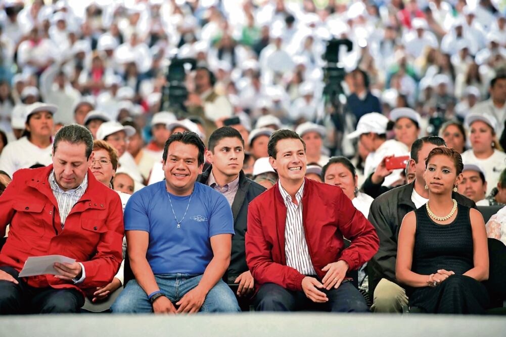 De gira en Tlalnepantla y en compañía del gobernador del Estado de México, Eruviel Ávila (primero de izq. a der.), el presidente Enrique Peña Nieto señaló que hasta el momento se han certificado 3 millones 500 mil personas en nivel básico (PRESIDENCIA)