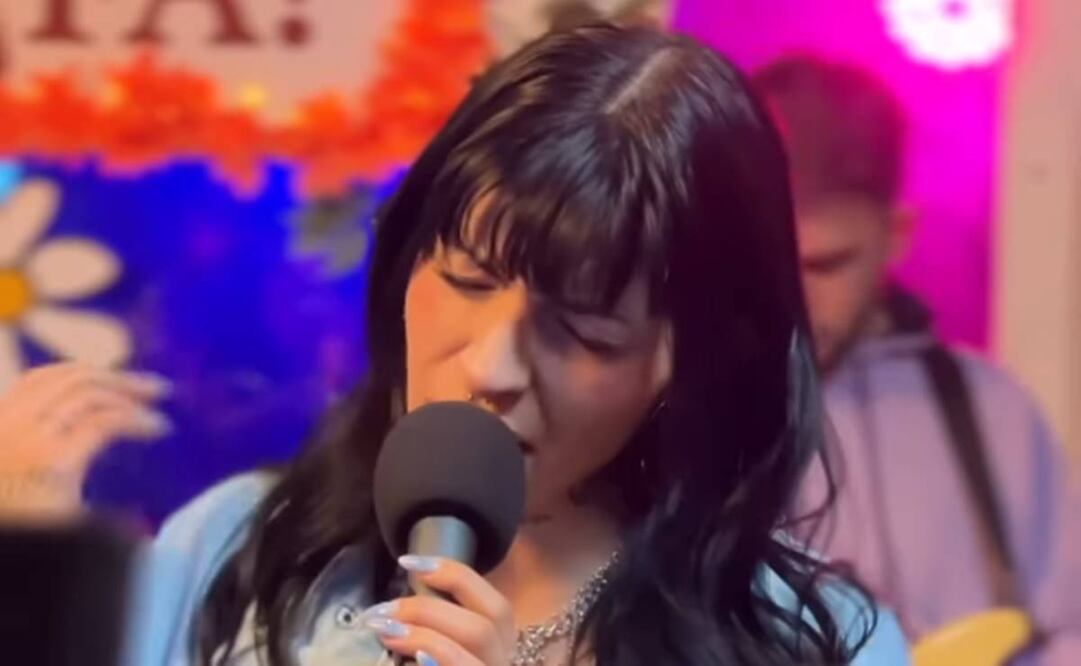 Cazzu canta "Como la flor", de Selena Quintanilla.