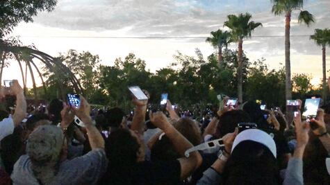 Pese a las nubes, la oscuridad cubrió el firmamento