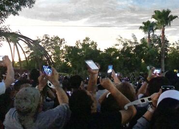 Pese a las nubes, la oscuridad cubrió el firmamento