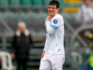 Chucky Lozano marca y sale lesionado con el PSV