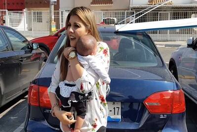 Joven madre deja a su hija en carro para irse a desayunar con sus amigas en Puebla