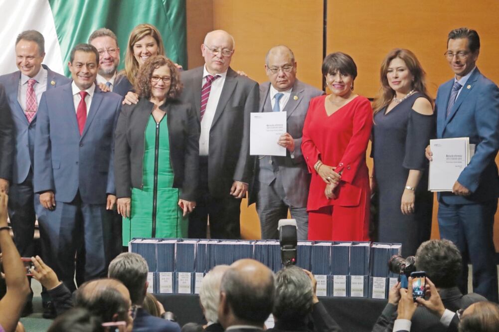 David Rogelio Colmenares Páramo (quinto de der. a izq.), auditor Superior de la Federación, y el diputado Luis Maldonado Venegas (cuarto de der. a izq.), presidente de la Comisión de Vigilancia de la Auditoría Superior de la Federación. Foto: ARIEL OJEDA.