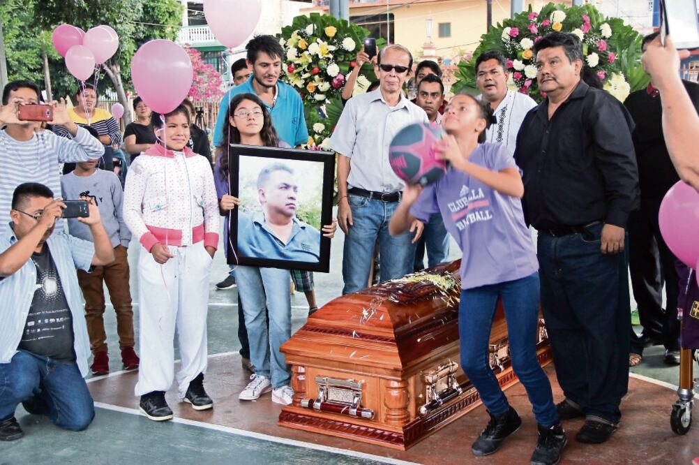 Como homenaje a Diana Paulina, sus compañeras de baloncesto permanecieron con el féretro en la cancha del club hasta que encestaron. (ARTURO DE DIOS. EL UNIVERSAL)