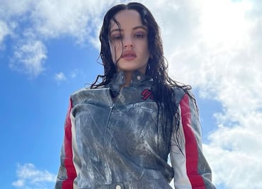 Rosalía demuestra que el efecto 3D SÍ luce genial en uñas cortas