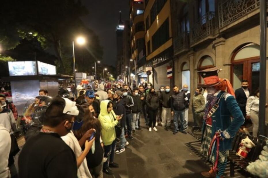 Sin cubrebocas ni caretas, piden "calaverita" en el centro de la CDMX