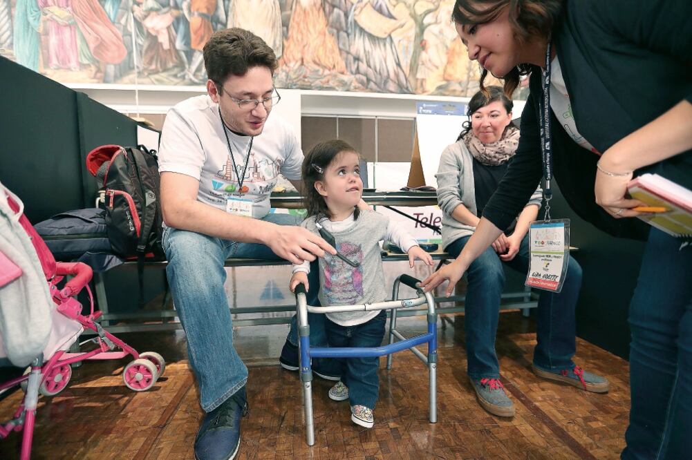 Reneé tiene acondroplasia, padecimiento que afecta el crecimiento óseo. (ARIEL OJEDA. EL UNIVERSAL)