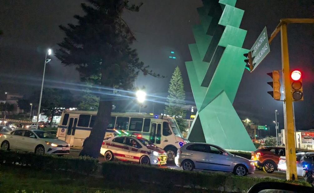 Decenas de autos esperan en largas filas para llegar a sus destinos (13/11/2025). Foto: Édgar Ávila Pérez