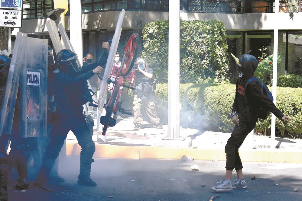 Los manifestantes se valieron de lo que encontraron a su paso sobre la avenida Paseo de la Reforma, incluidas bicicletas sin anclaje, para atacar a policías de la Secretaría de Seguridad Ciudadana. Foto: HUGO GARCÍA. EL UNIVERSAL