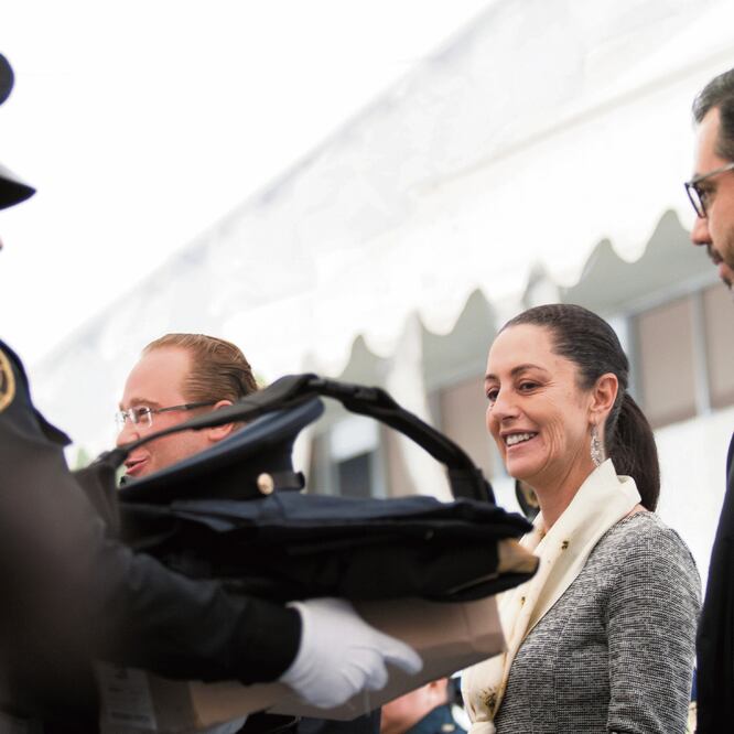 La jefa de Gobierno, Claudia Sheinbaum, entregó mil 100 uniformes a elementos de la Secretaría de Seguridad Ciudadana en Benito Juárez. GALO CAÑAS. CUARTOSCURO