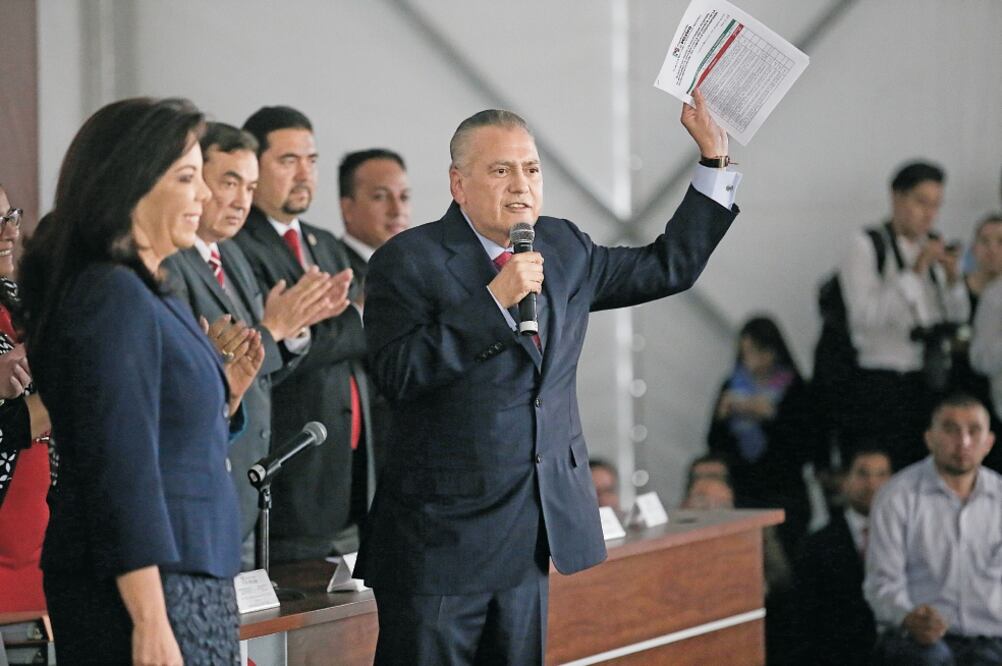 Manlio Fabio Beltrones y Carolina Monroy, durante su registro como aspirantes a presidir el PRI, reiteraron que no debe extrañar a nadie si los escuchan decir que son el partido en el gobierno y que dialogarán con el Ejecutivo (ALEJANDRA LEYVA)
