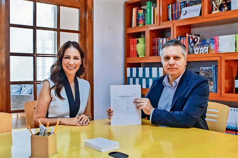 La abanderada de la coalición PAN-PRI-PRD viajó a la Ciudad de México para entregar personalmente su información. Foto: Especial