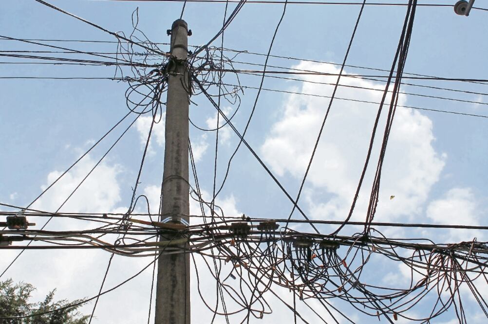 Datos oficiales de enero detallan que la industria de telecomunicaciones pa ga 481.8 millones de pesos anuales para usar los 11 millones de postes de la CFE (ARCHIVO EL UNIVERSAL)