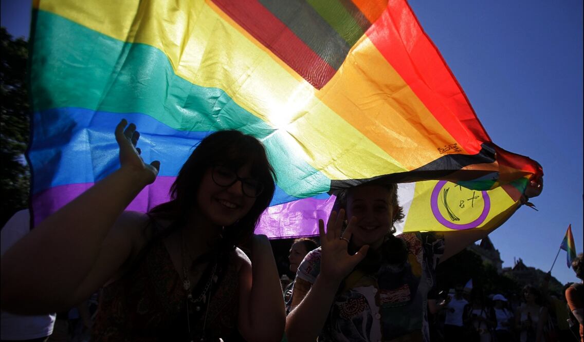 Asistentes a la marcha del Orgullo que celebra en Budapest, Hungría, el sábado 28 de junio de 2025. Foto: AFP