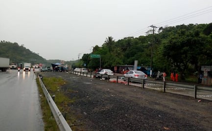 Pobladores mantienen cerrada autopista Coatzacoalcos-Villahermosa; exigen liberación de joven detenido