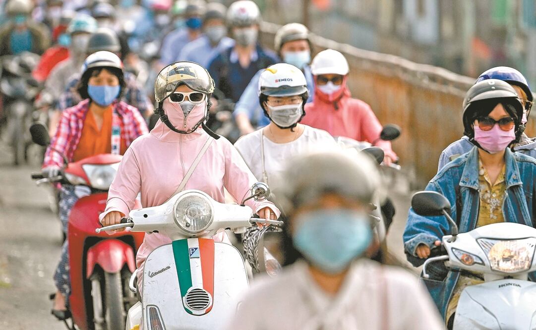 Ciudadanos con cubrebocas, en Hanói, el 4 de mayo pasado. Foto: Manan Vatsyayana. AFP