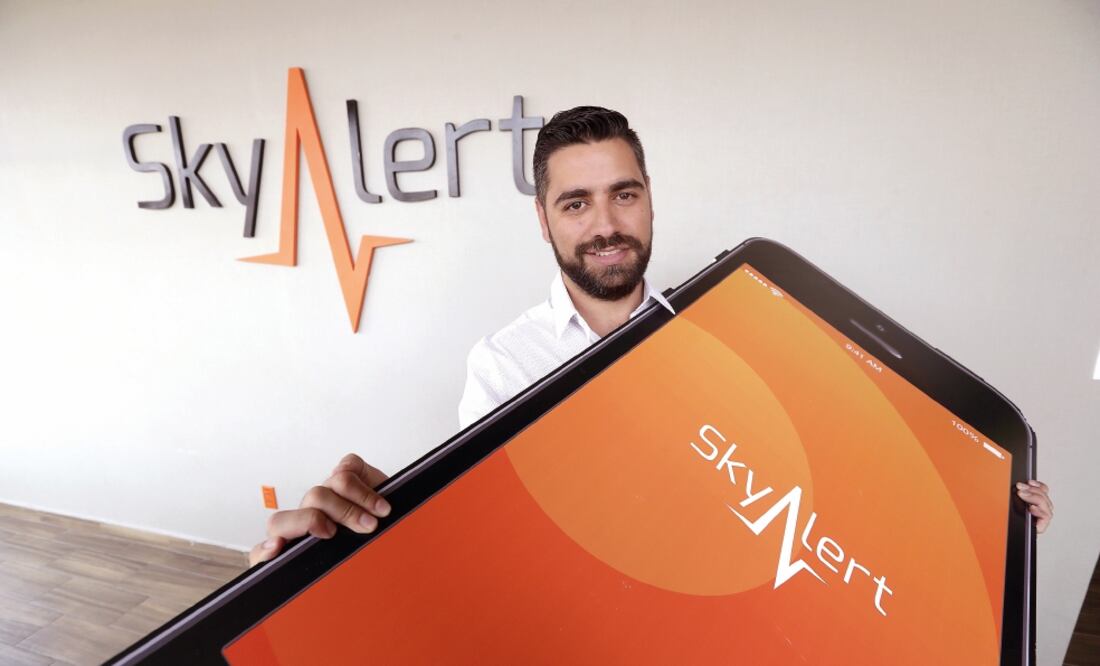 Álvaro Velasco, director de Desarrollo y cofundador de SkyAlert, detalló que para este año la app quiere alcanzar los 10 millones de descargas con 350 mil suscriptores. (LUIS CORTÉS. EL UNIVERSAL)