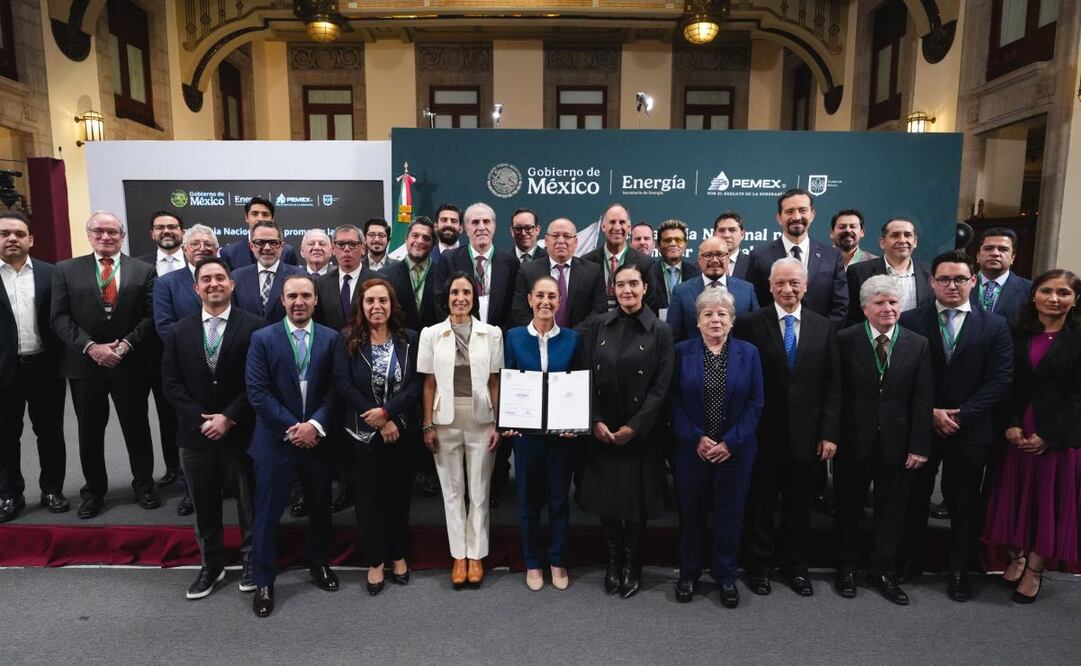 Claudia Sheinbaum firma acuerdo con gasolineros. Foto: Tomada de la cuenta de X de @Claudiashein