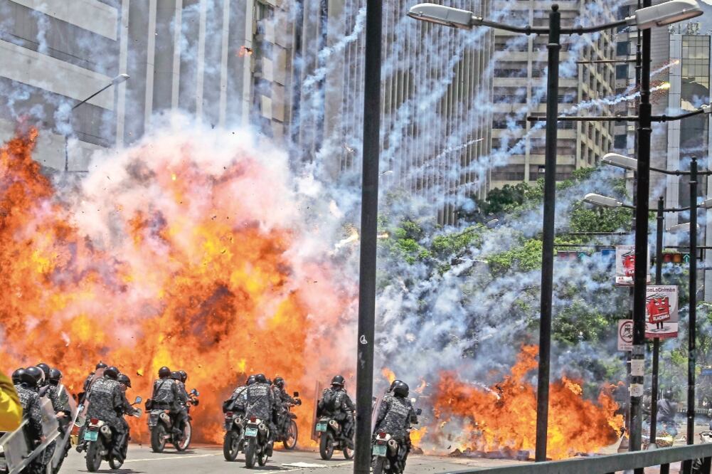 A más de tres meses de protestas en Venezuela, ayer el país vivió una de las jornadas más violentas, con diversos enfrentamientos entre elementos de la Policía Nacional Bolivariana y miembros de la oposición (MIGUEL GUTIÉRREZ. EFE)