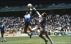 El balón de la "Mano de Dios" de Maradona es subastado por más de 3 millones de dólares