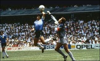 El balón de la "Mano de Dios" de Maradona es subastado por más de 3 millones de dólares