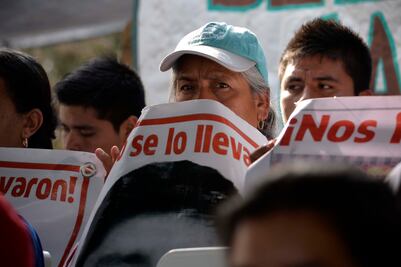 Maestros marchan por 16 meses de caso Iguala