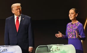 El presidente Donald Trump observa mientras la presidenta mexicana Claudia Sheinbaum habla en el escenario durante el sorteo de la Copa Mundial de fútbol de 2026 en el Kennedy Center en Washington, el viernes 5 de diciembre de 2025. Foto: AP