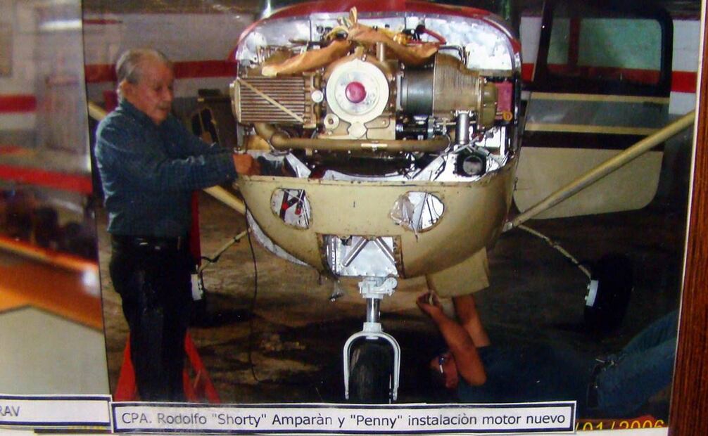 Rodolfo Amparán en su avanzada edad, pendiente de la instalación de un nuevo motor. Fuente: Archivo Personal Air Museum.