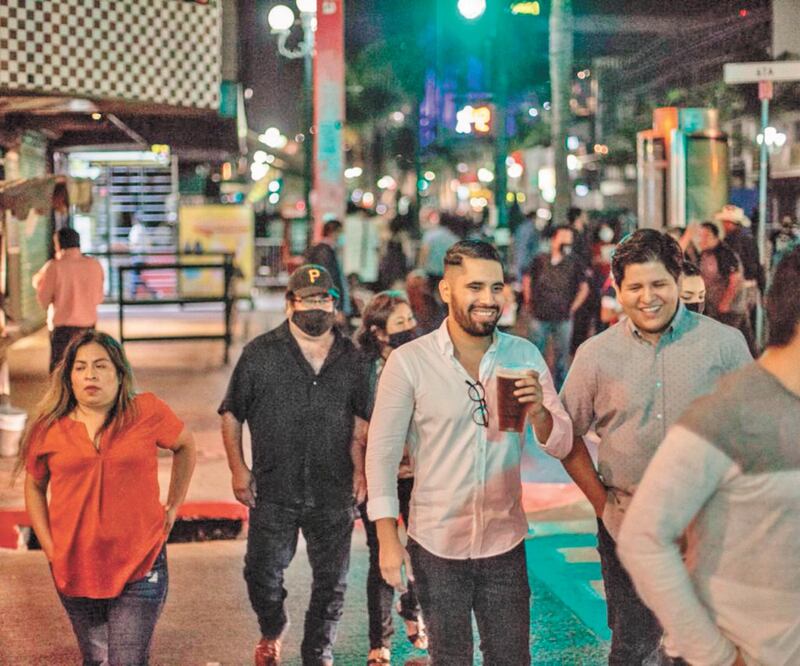 Decenas de personas sin cubrebocas llenaron las calles de Tijuana durante el fin de semana. OMAR MARTÍNEZ. CUARTOSCURO