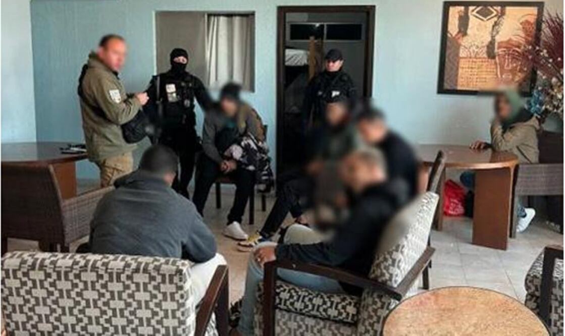 El INM, en coordinación con la GESI, rescató a 79 personas extranjeras en condiciones de hacinamiento en habitaciones de dos hoteles y un motel de Tijuana, Baja California. Foto: especial