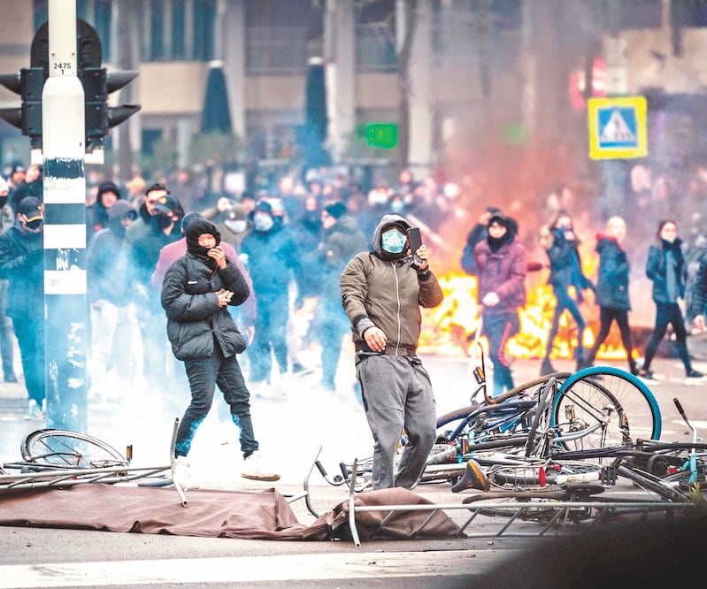 En Eindhoven, Países Bajos, decenas de ciudadanos se manifestaron contra las restricciones ante la emergencia sanitaria por Covid; hubo enfrentamientos con la policía. ROB ENGELAAR. EFE