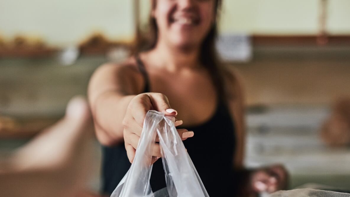 Getty Images: Las bolsas plásticas tardan cientos de años en descomponerse, según estimaciones. Su creador jamás pensó que la gente las botaría luego de usarlas una vez.