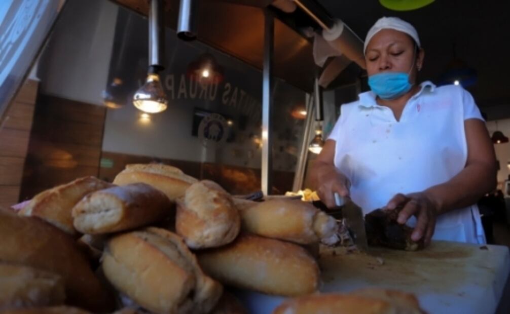 Así limpian las calles en Guadalajara por el coronavirus