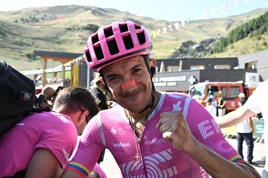 Richard Carapaz en festejo, tras ganar la Etapa 18 del Tour de Francia - Foto: AP