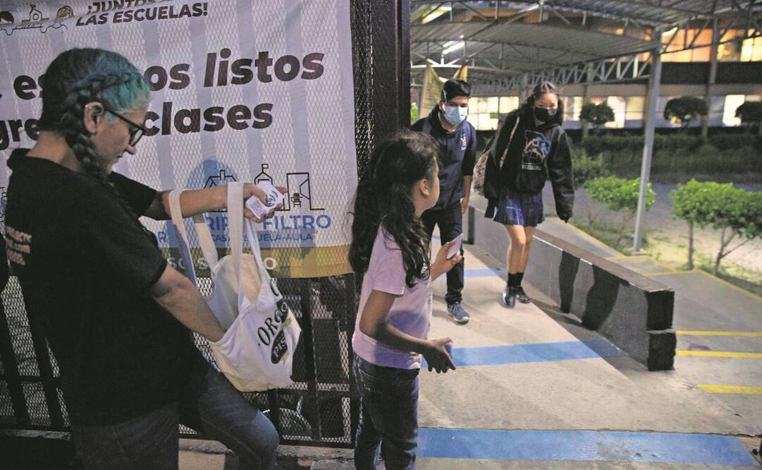 Dos mujeres y una niña se arman con cientos de pequeños panfletos y visitan escuelas públicas. Foto: Aimee Melo/EL UNIVERSAL