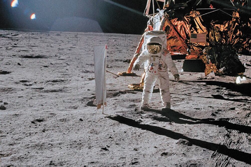 Buzz Aldrin instaló un detector de viento solar. Foto/NASA