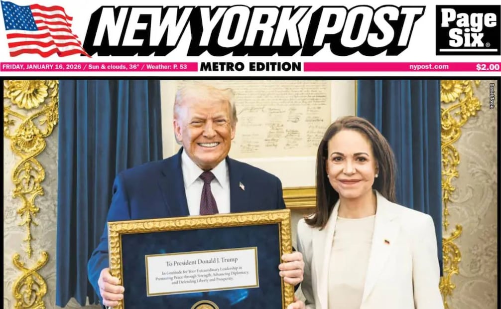 La imagen muestra a Trump sosteniendo el cuadro enmarcado con la medalla y una dedicatoria de la dirigente venezolana. (15/01/26) Foto: New York Post