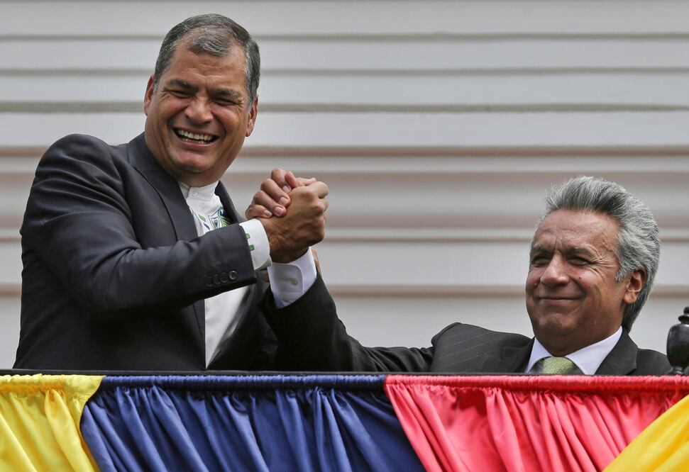El presidente de Ecuador, Rafael Correa, a la izquierda, y el candidato presidencial oficialista Lenín Moreno se dan la mano en el balcón del palacio de gobierno en Quito (Foto: AP)