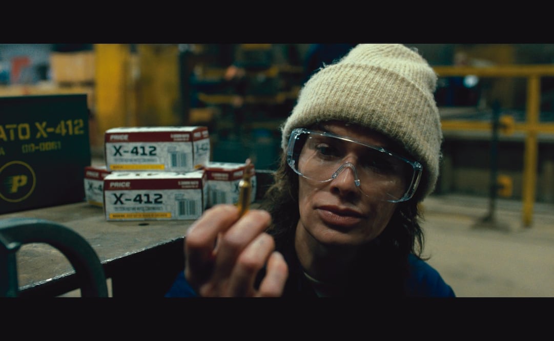 Nance (Lena Headey), una mujer que trabaja en una fábrica de balas, sospecha que un proyectil de su empresa acabó con la vida de su hijo. Foto: ADRENALINA PURA + E IG: @CHADFAUSTYFAUST