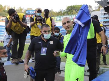 Keylor Navas recibe a 30 refugiados ucranianos en su casa de París