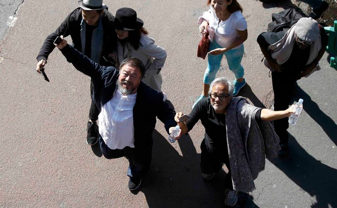 Kapoor y Ai Weiwei portaban una manta al hombro como símbolo de las "necesidades que afrontan 60 millones de refugiados en el mundo", explicaron los organizadores de la marcha. FOTO: Peter Nicholls/REUTERS.