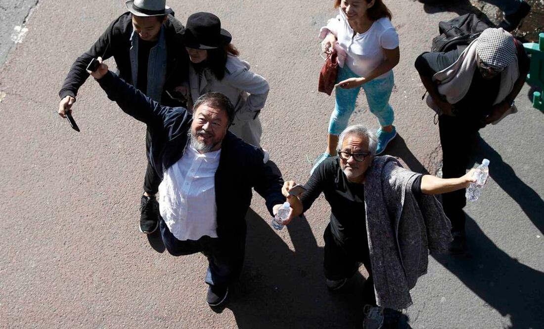 Kapoor y Ai Weiwei portaban una manta al hombro como símbolo de las "necesidades que afrontan 60 millones de refugiados en el mundo", explicaron los organizadores de la marcha. FOTO: Peter Nicholls/REUTERS.