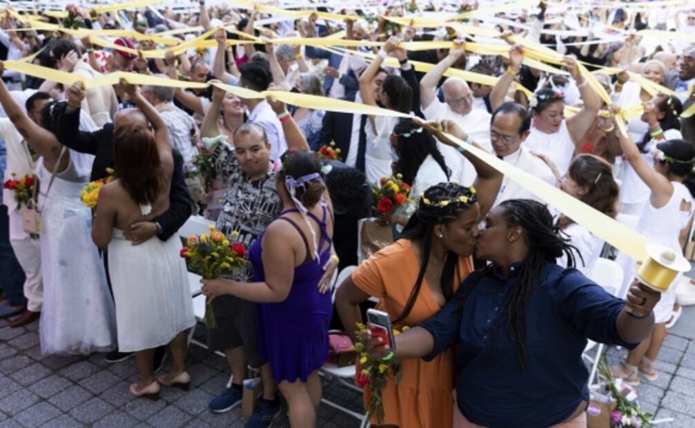 Al menos 500 parejas que pospusieron su boda por el Covid-19, celebran masiva boda en NY 